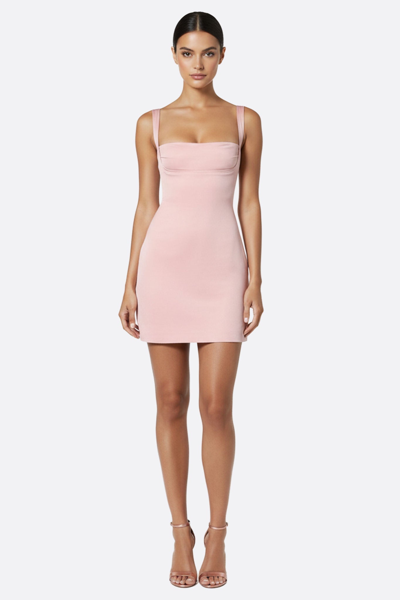 Vestido de satén rosa con finas tirantes