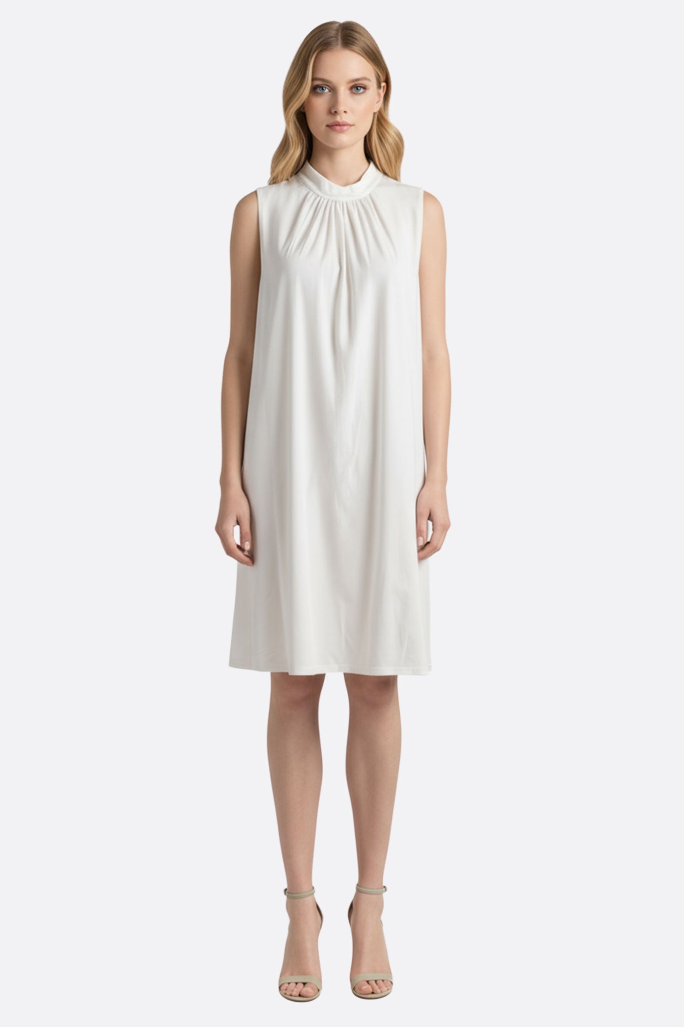 Vestido fluido blanco con cuello drapeado