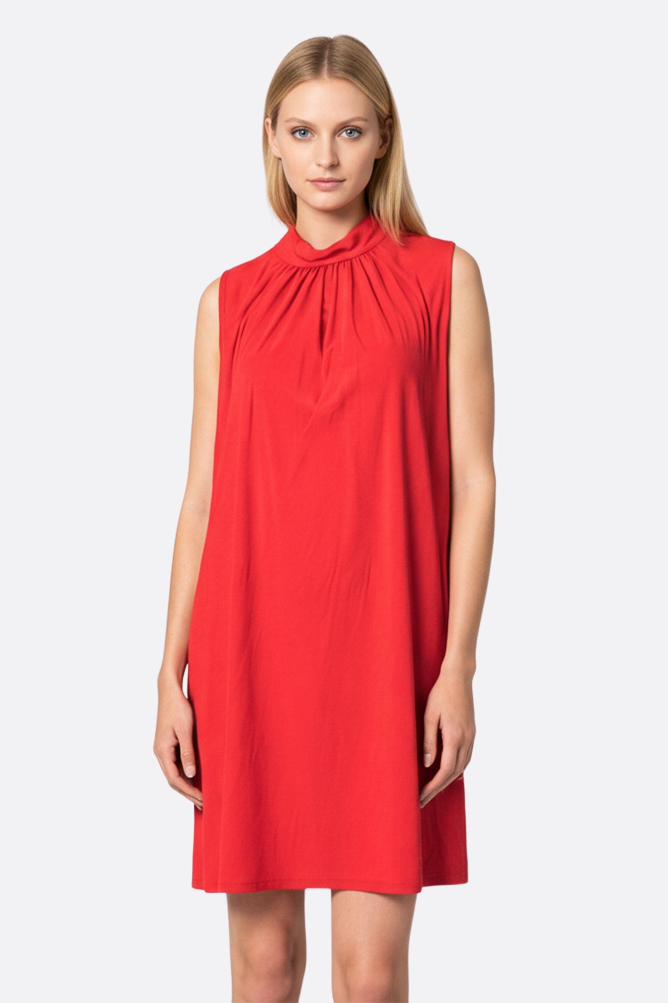 Vestido fluido rojo con cuello drapeado