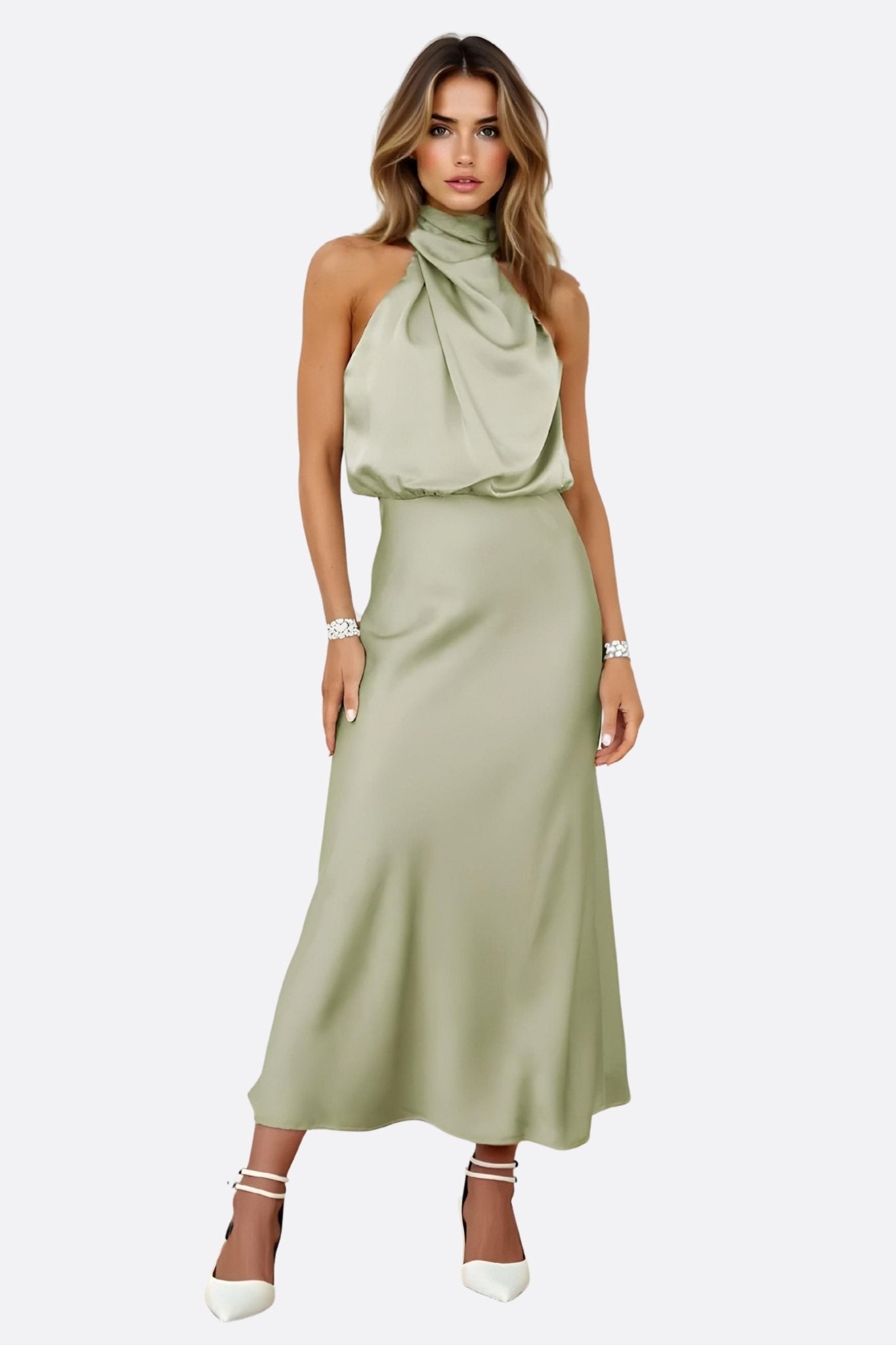 Vestido largo drapeado verde salvia con cuello de bufanda y cintura ajustada