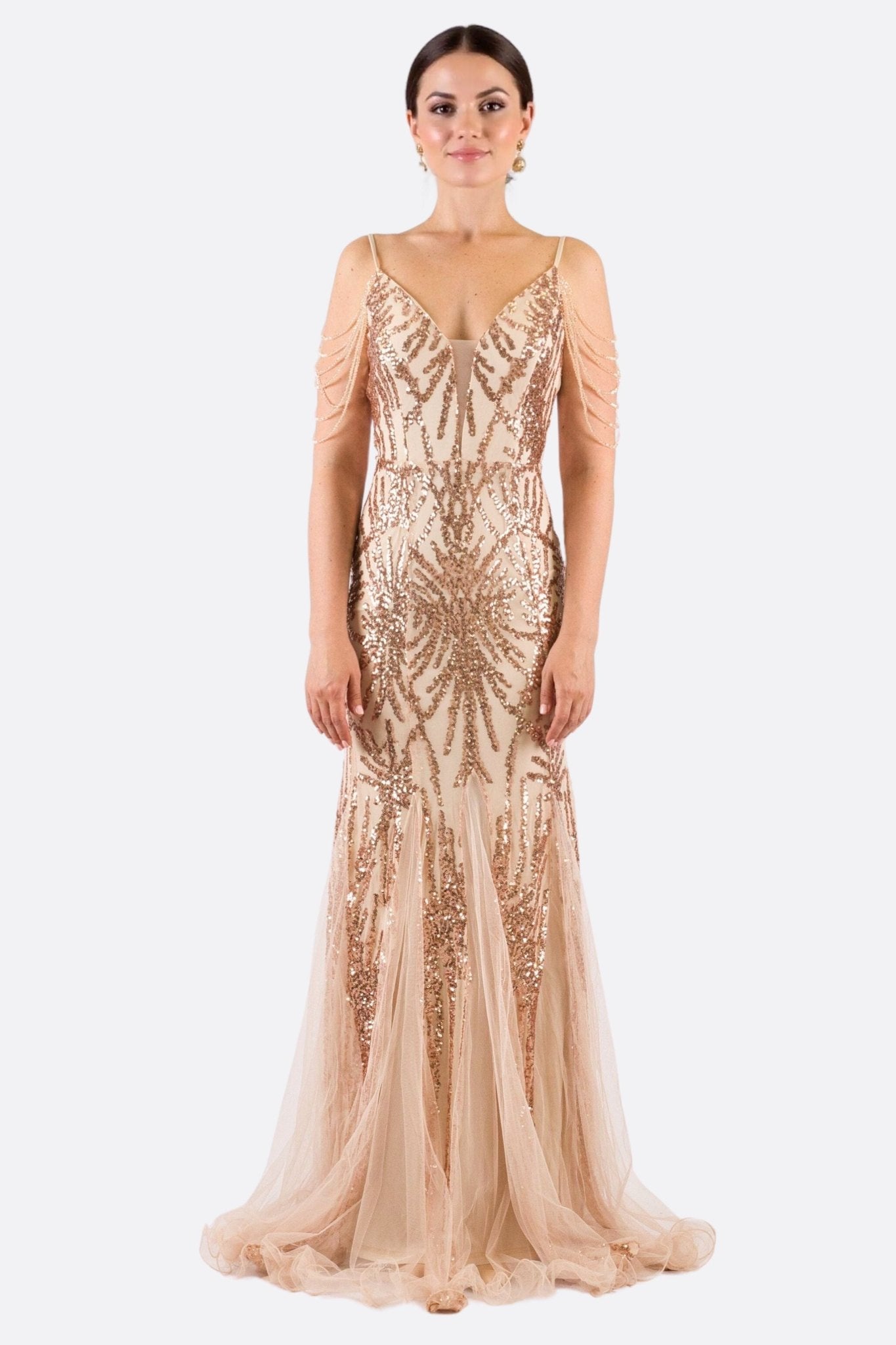 Vestido largo nude con lentejuelas rosadas y mangas de cadenas perladas