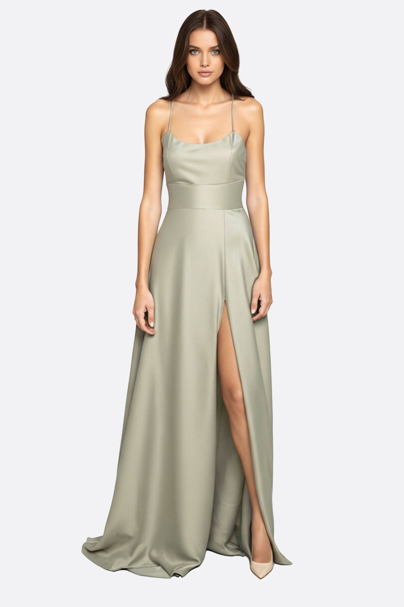 Vestido largo satinado verde salvia con espalda laceada y abertura alta