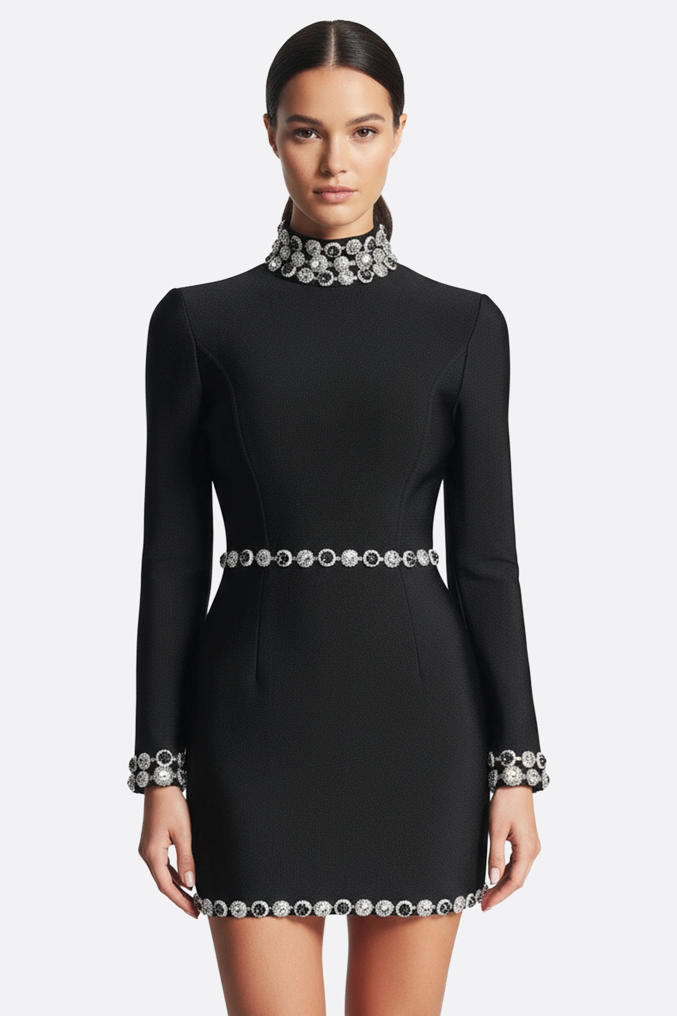 Vestido negro corto con cuello de joya y mangas largas