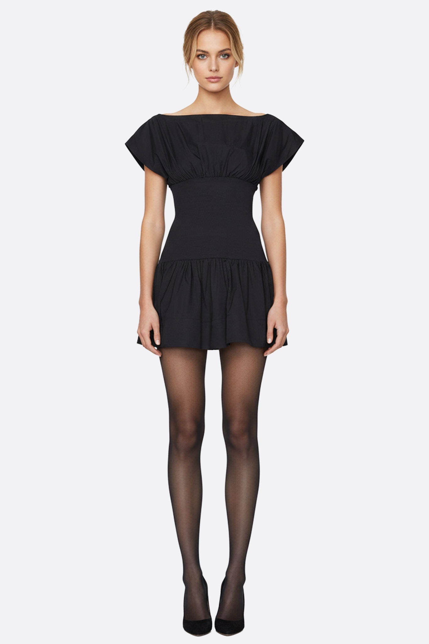 Vestido negro corto con mangas de mariposa