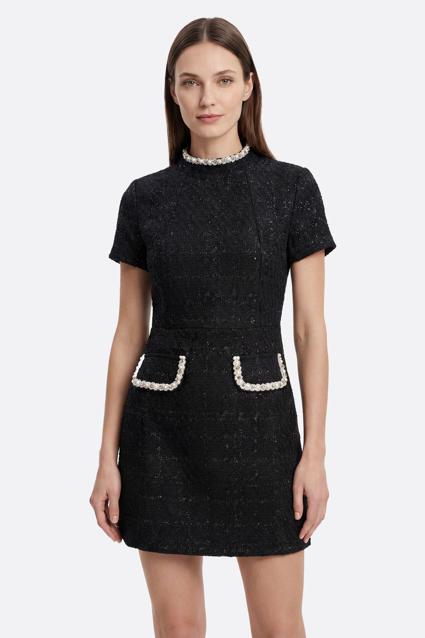 Ropa corta negra de tweed adornada con cristales y perlas