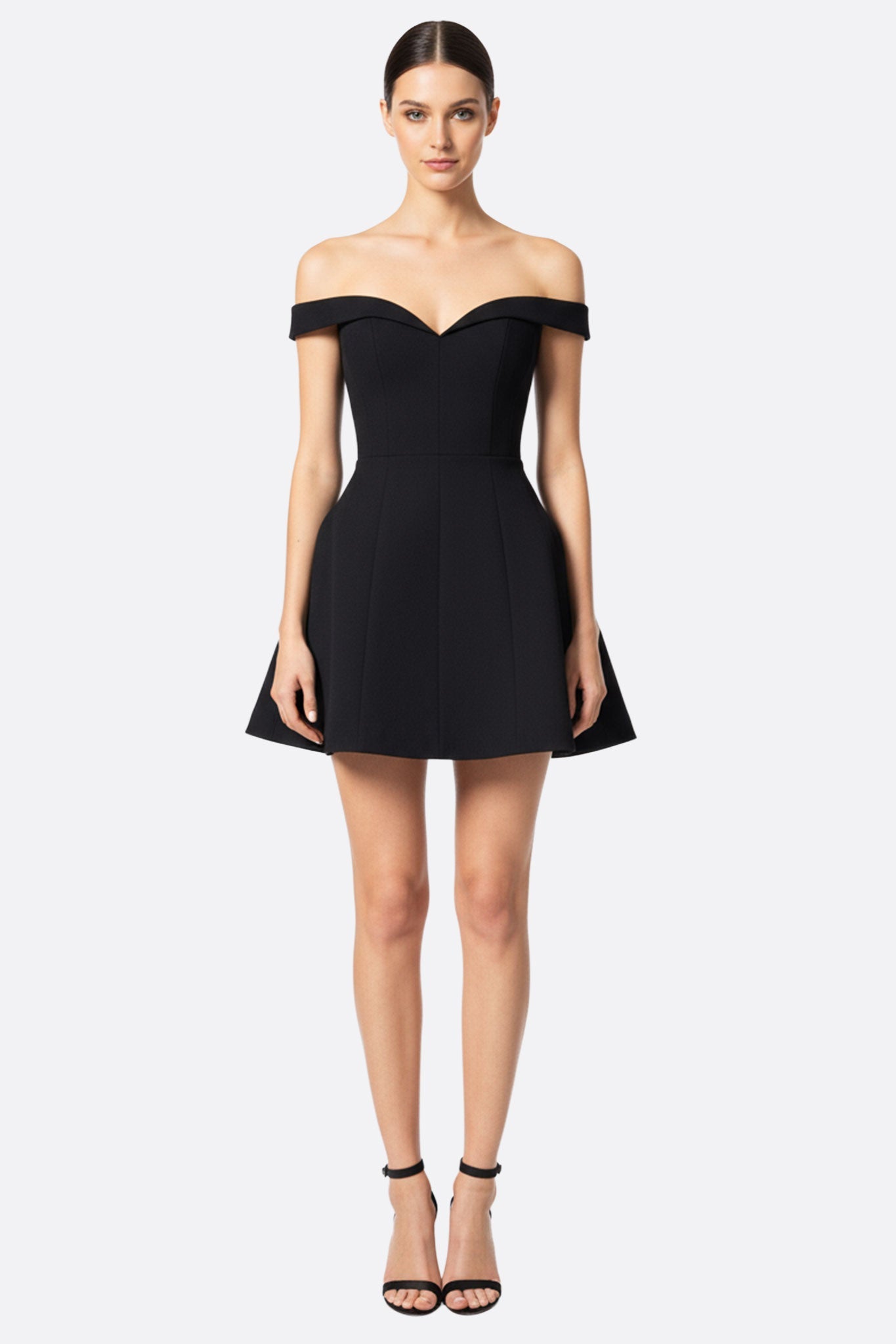 Vestido de patinadora negro con hombros descubiertos y escote en forma de corazón