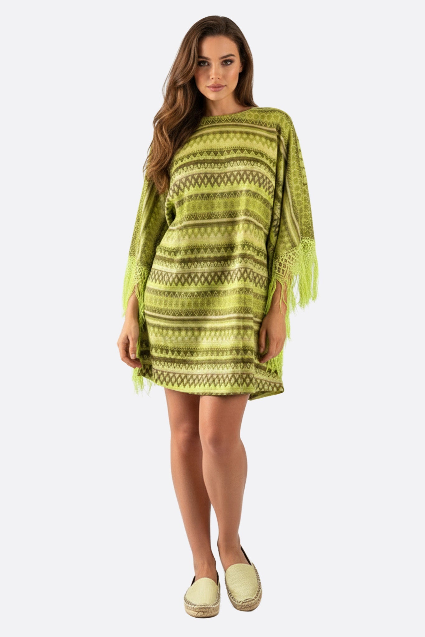 Túnica poncho bohemia verde con detalles geométricos refinados