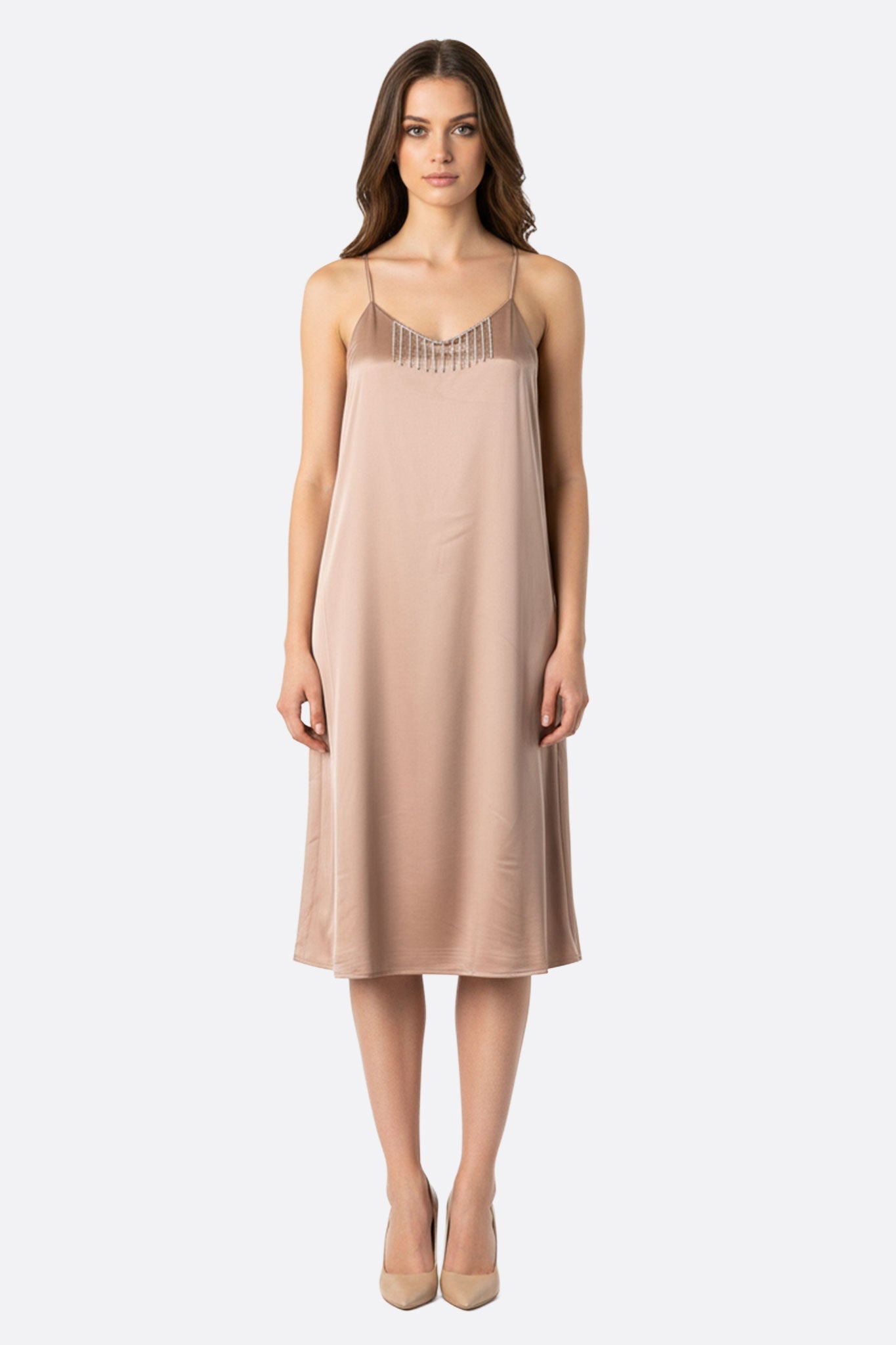 Vestido satinado beige con cadenas de strass plateados