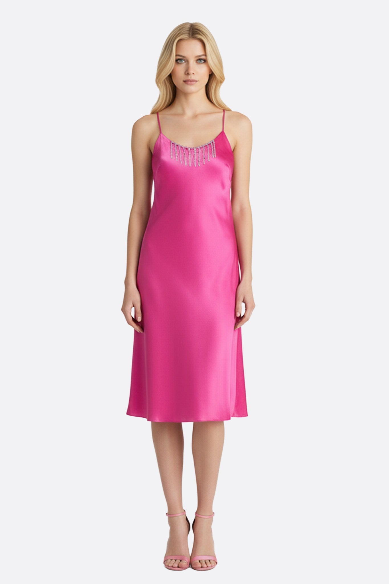 Vestido satinado fucsia con cadenas de strass plateados