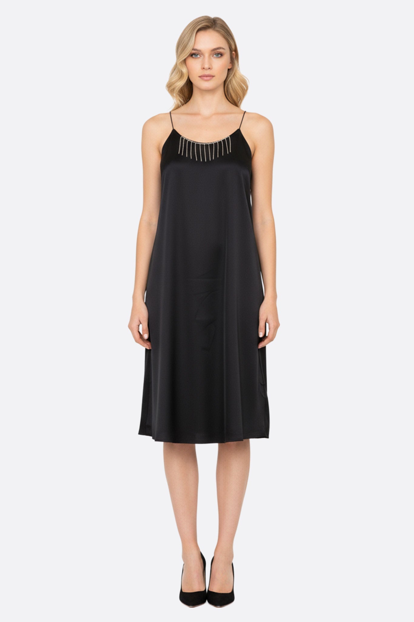 Vestido satinado negro con cadenas de strass plateados