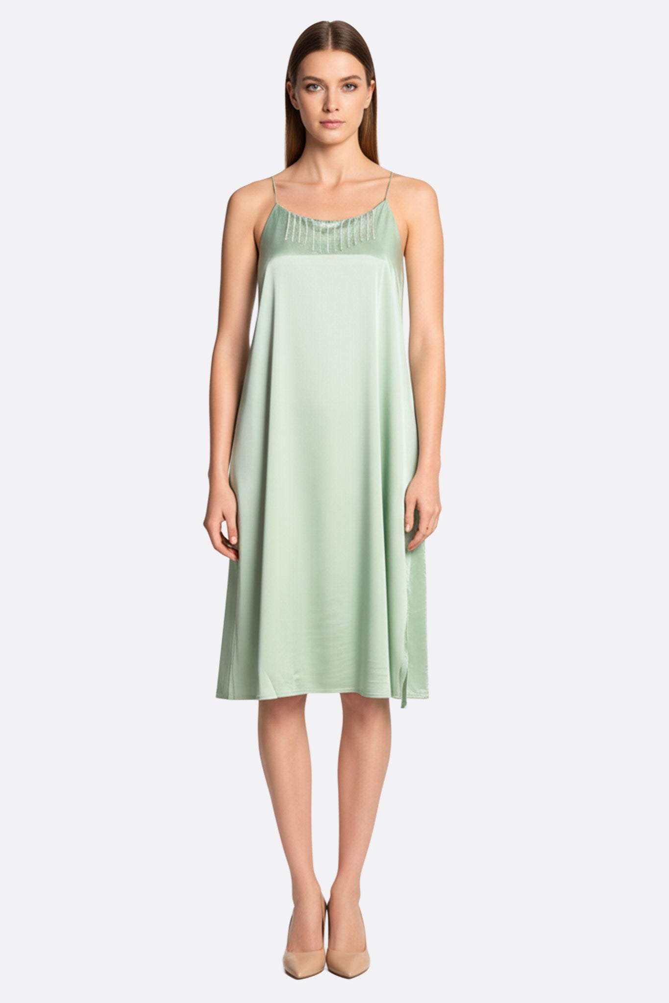 Vestido satinado verde menta con cadenas de strass plateados