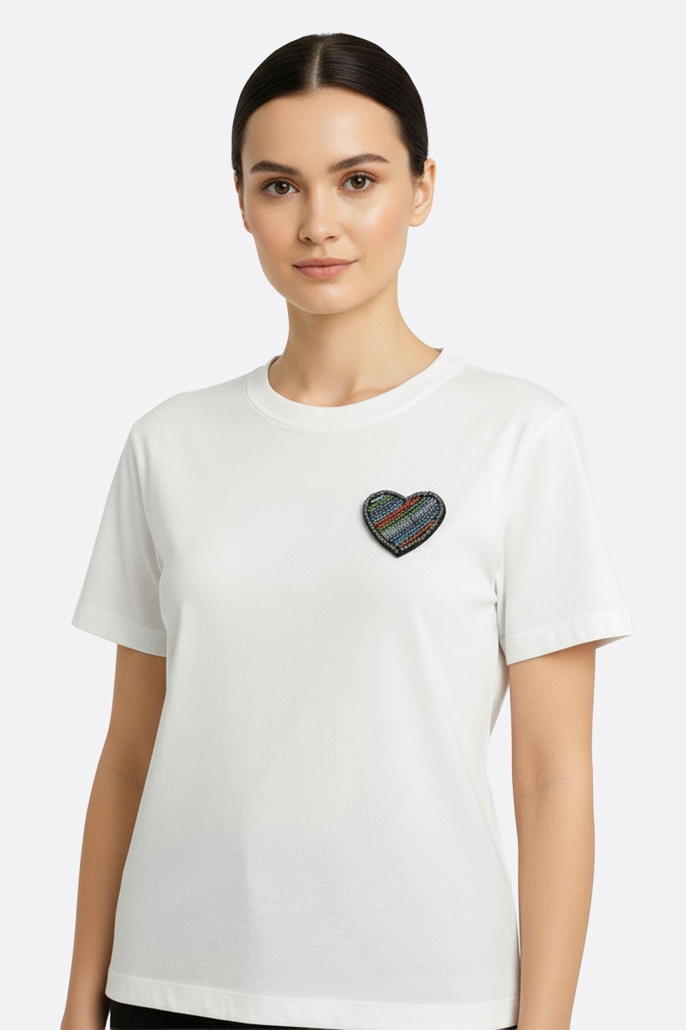 Camiseta blanca de manga corta adornada con un bordado de corazón
