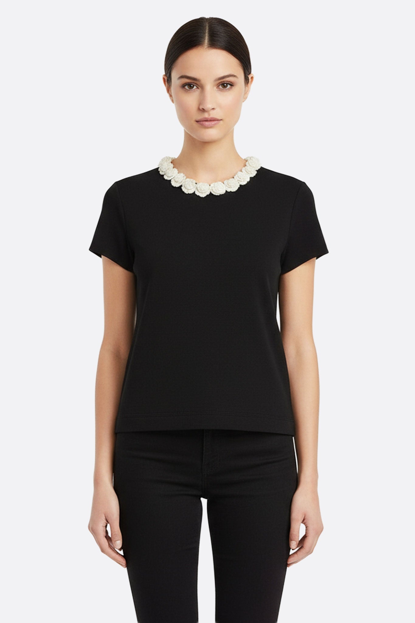 Camiseta negra con cuello de camelia perlada Misciano