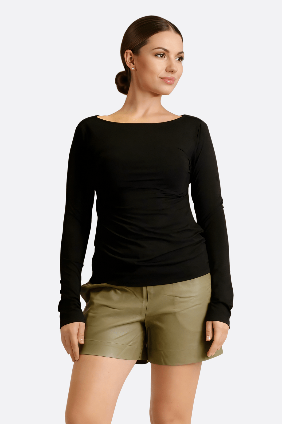 Camiseta negra de manga larga y cuello barco