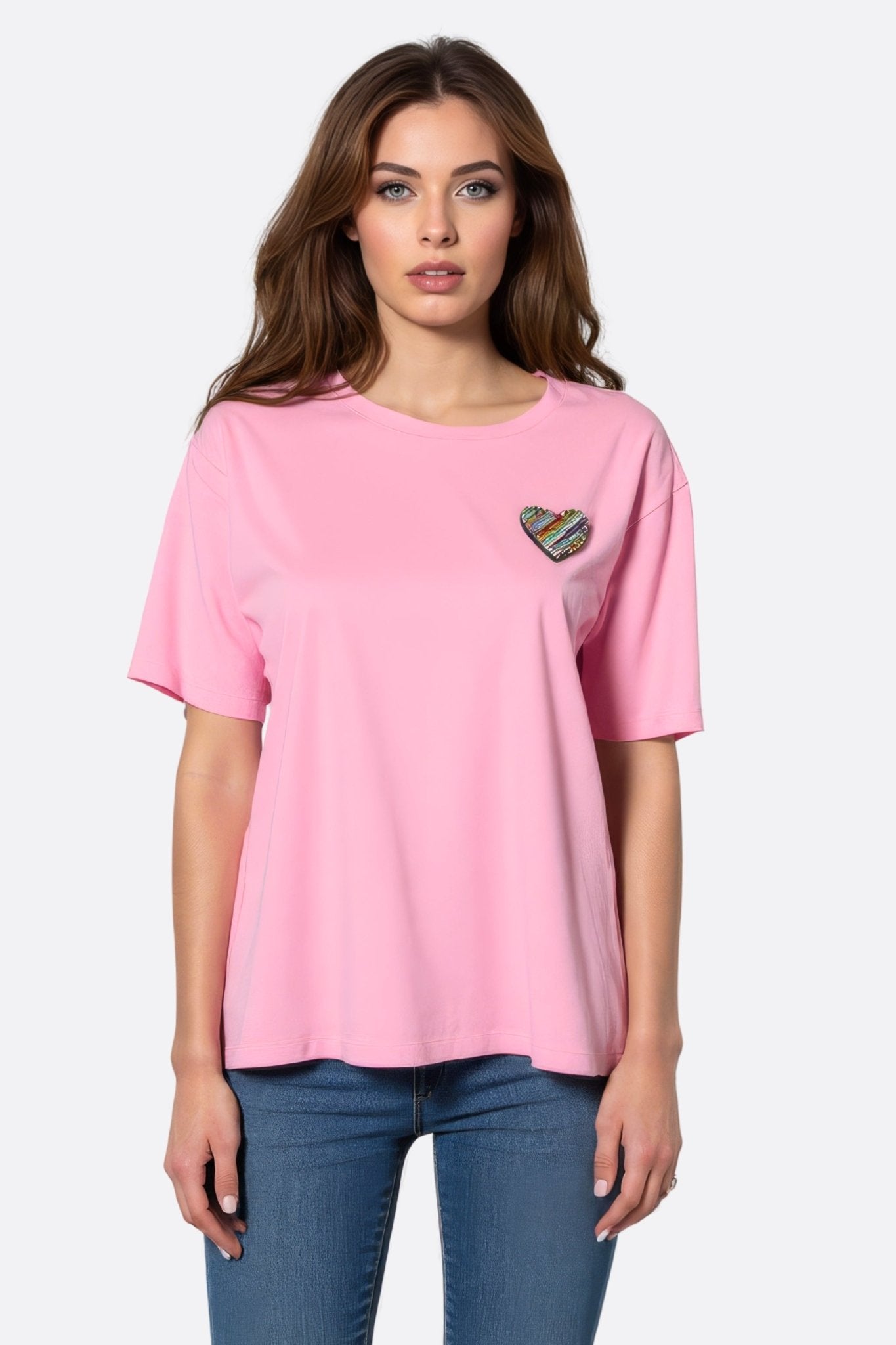 Camiseta rosa de manga corta adornada con un bordado de corazón