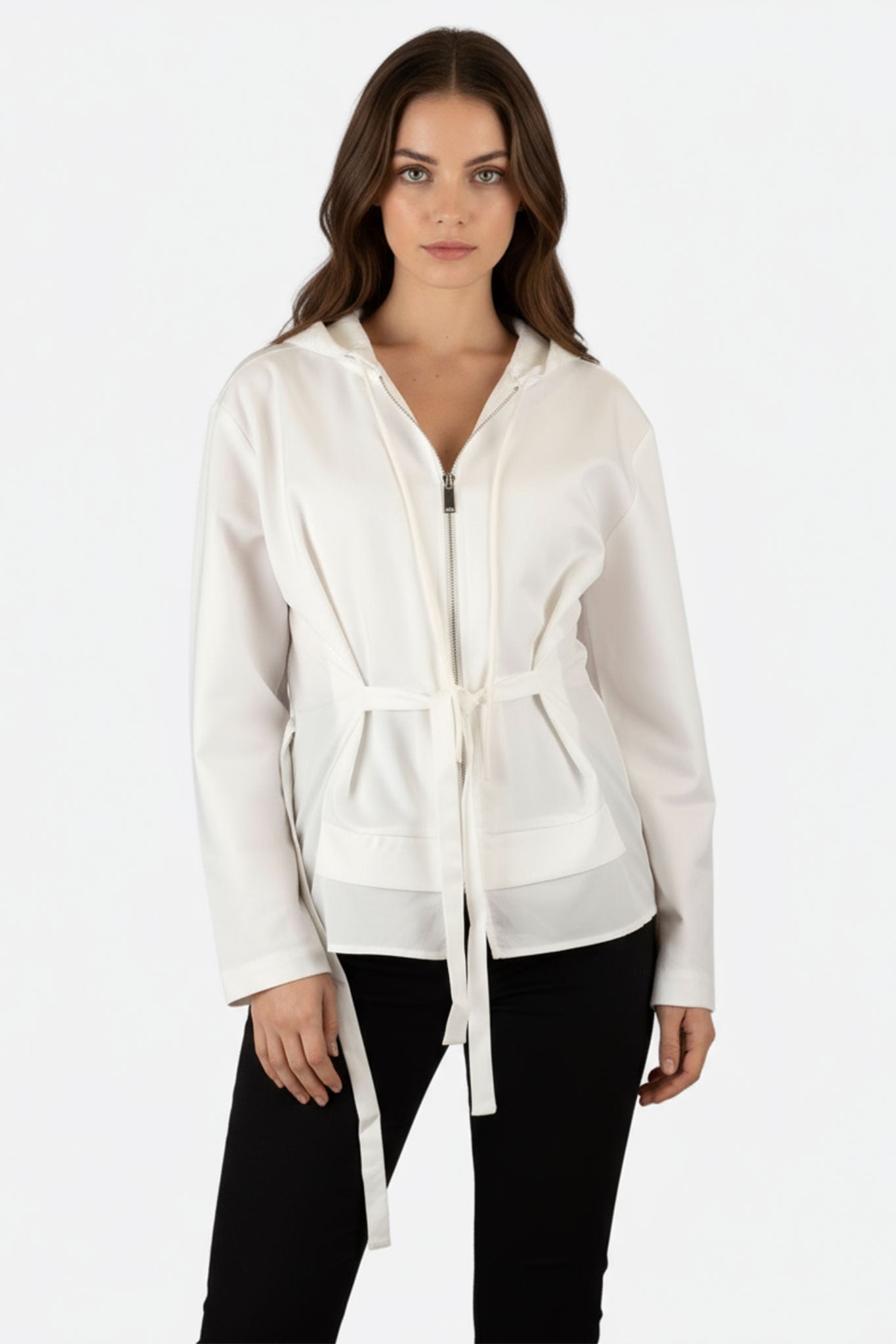 Camisa blanca ligera con capucha y lazos para atar